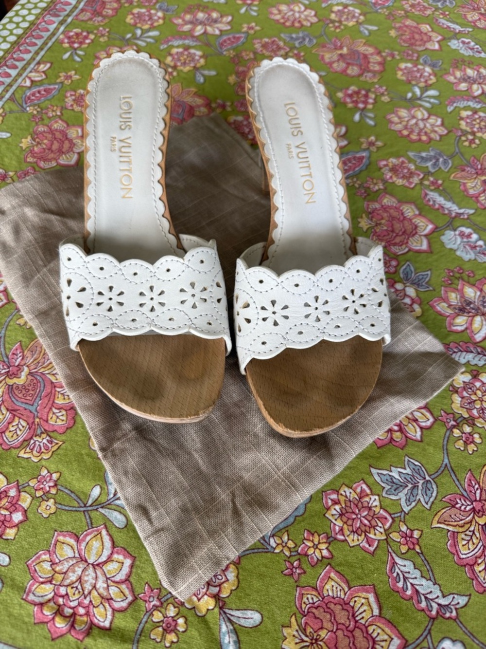 Louis Vuitton White Scalloped Laser-Cut Leather Mules - Picture 2 of 5